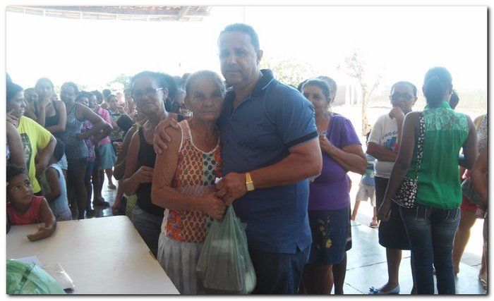 Secretário de Assistência Social Erivan Almondes entrega cestas com alimentos para a população inhumense - Imagem 3