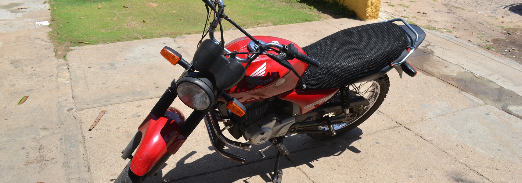 Moto roubada em Parnaíba é encontrada abandonada em matagal
