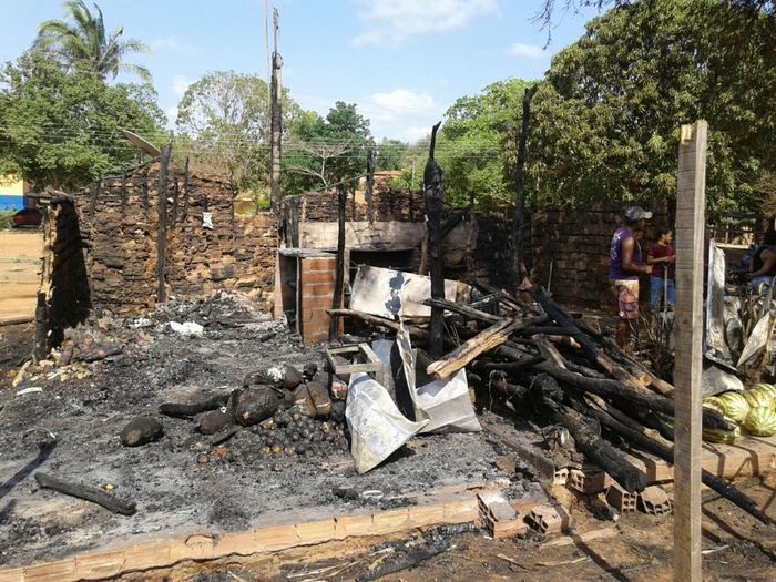 Fogo destrói a Barraca de vendas da Sônia em Angical do piauí - Imagem 2
