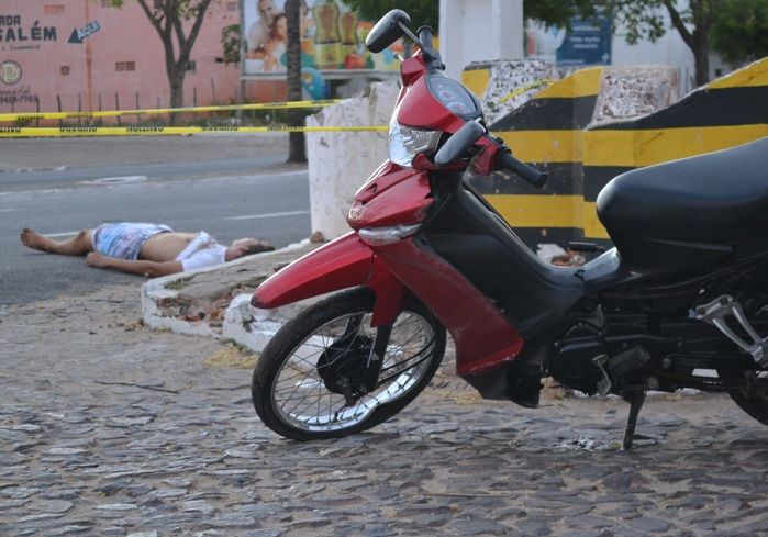 Motociclista morre após passar reto em curva em avenida de Parnaíba - Imagem 1