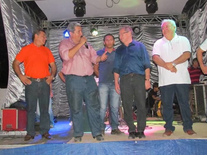BOA HORA EM FESTA: ZÉ RESENDE ARRASTA MULTIDÃO E COMEMORA SEUS 51 ANOS NO MEIO DO POVO - Imagem 22