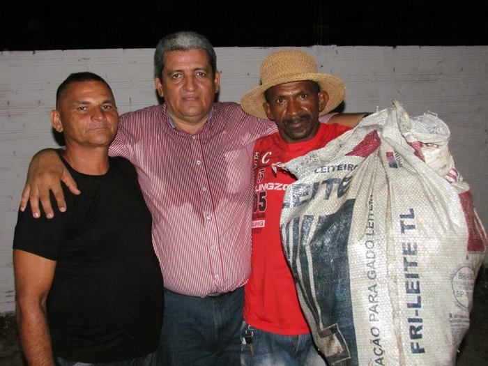 BOA HORA EM FESTA: ZÉ RESENDE ARRASTA MULTIDÃO E COMEMORA SEUS 51 ANOS NO MEIO DO POVO - Imagem 73