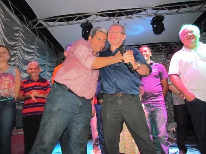 BOA HORA EM FESTA: ZÉ RESENDE ARRASTA MULTIDÃO E COMEMORA SEUS 51 ANOS NO MEIO DO POVO - Imagem 88