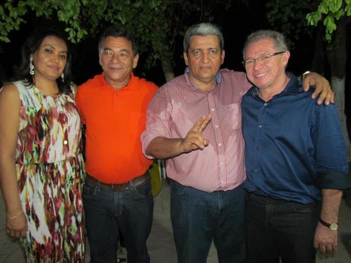 BOA HORA EM FESTA: ZÉ RESENDE ARRASTA MULTIDÃO E COMEMORA SEUS 51 ANOS NO MEIO DO POVO - Imagem 62