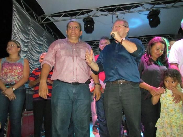 BOA HORA EM FESTA: ZÉ RESENDE ARRASTA MULTIDÃO E COMEMORA SEUS 51 ANOS NO MEIO DO POVO - Imagem 78