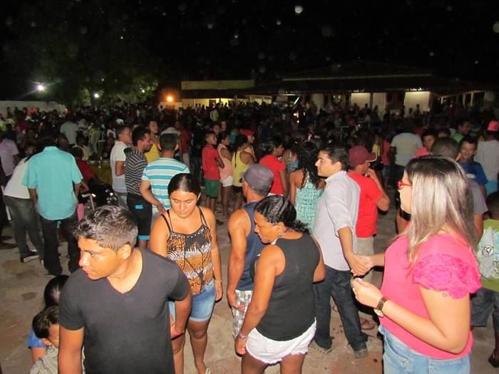 BOA HORA EM FESTA: ZÉ RESENDE ARRASTA MULTIDÃO E COMEMORA SEUS 51 ANOS NO MEIO DO POVO - Imagem 70