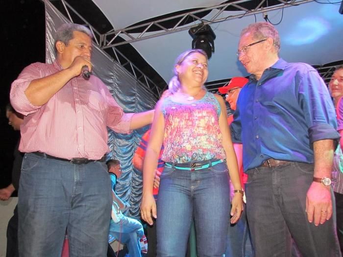 BOA HORA EM FESTA: ZÉ RESENDE ARRASTA MULTIDÃO E COMEMORA SEUS 51 ANOS NO MEIO DO POVO - Imagem 77