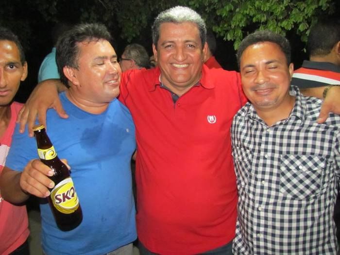 BOA HORA EM FESTA: ZÉ RESENDE ARRASTA MULTIDÃO E COMEMORA SEUS 51 ANOS NO MEIO DO POVO - Imagem 43