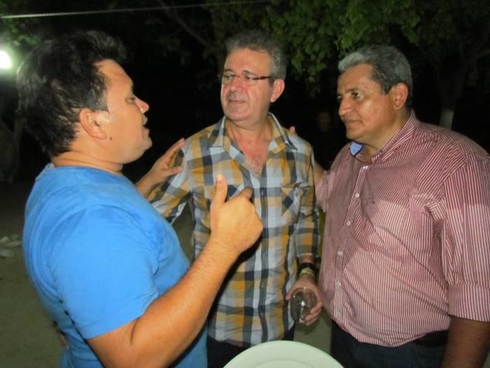 BOA HORA EM FESTA: ZÉ RESENDE ARRASTA MULTIDÃO E COMEMORA SEUS 51 ANOS NO MEIO DO POVO - Imagem 86