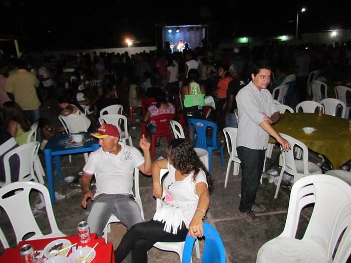 BOA HORA EM FESTA: ZÉ RESENDE ARRASTA MULTIDÃO E COMEMORA SEUS 51 ANOS NO MEIO DO POVO - Imagem 35