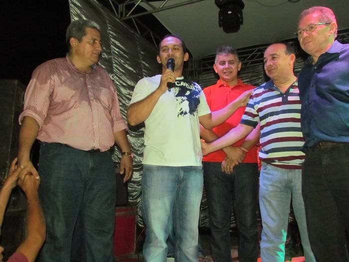 BOA HORA EM FESTA: ZÉ RESENDE ARRASTA MULTIDÃO E COMEMORA SEUS 51 ANOS NO MEIO DO POVO - Imagem 55