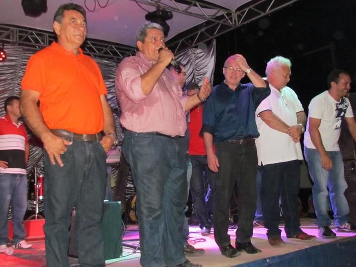 BOA HORA EM FESTA: ZÉ RESENDE ARRASTA MULTIDÃO E COMEMORA SEUS 51 ANOS NO MEIO DO POVO - Imagem 46