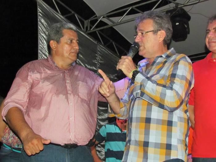 BOA HORA EM FESTA: ZÉ RESENDE ARRASTA MULTIDÃO E COMEMORA SEUS 51 ANOS NO MEIO DO POVO - Imagem 76