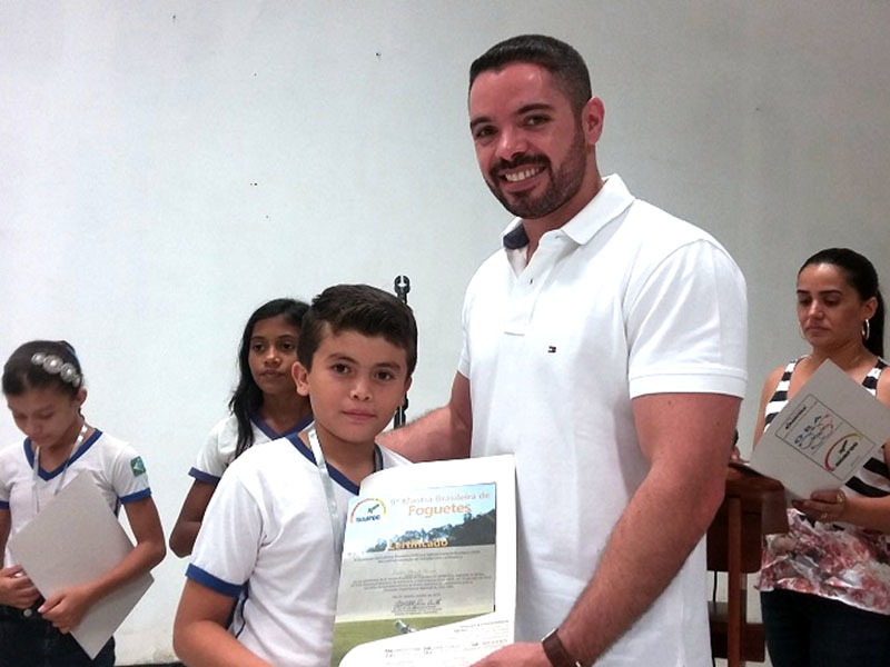 Lukano Sá entrega medalhas a alunos da rede municipal
