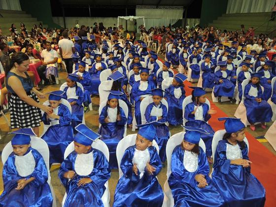 Mais de 90 crianças do programa Alfa e Beto colam grau  - Imagem 1