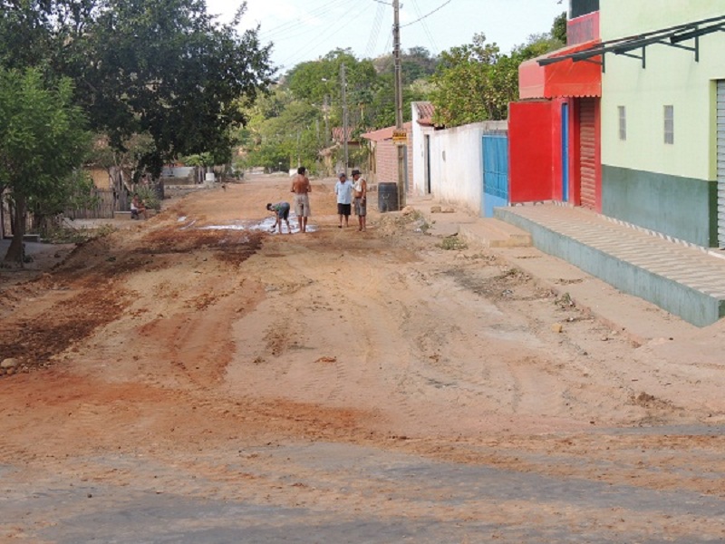 Prefeitura de Monsenhor Gil inicia à construção de calçamentos em 4