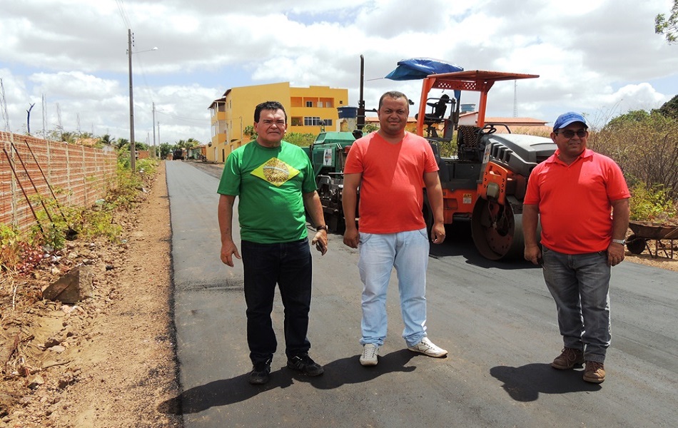 Vereador Chico Zaca visita andamento de obra no conjunto Chico Café