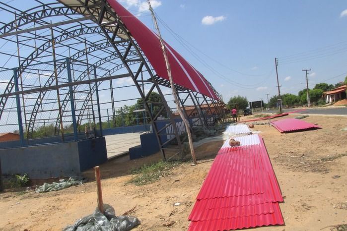 Prefeito: Walter Alencar cobre Quadra de Esporte de Pitombeira  - Imagem 9