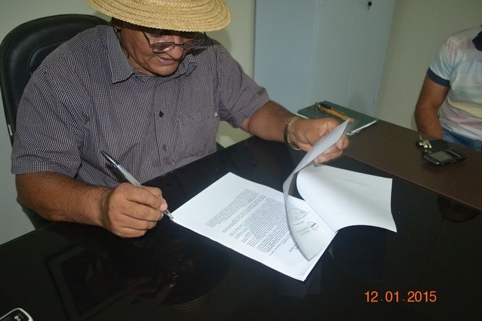 Prefeito Zé Resende assina convênio com a FUNASA para construir 8 sistemas de abastecimento d'água - Imagem 7