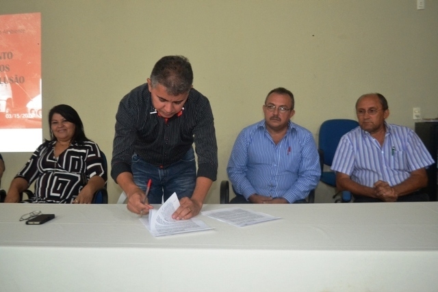 Prefeito assina convênio beneficiando catadores de resíduos sólidos - Imagem 3