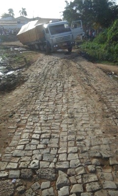 Caminhão carregado de quase tomba em plena rua da cidade - Imagem 4