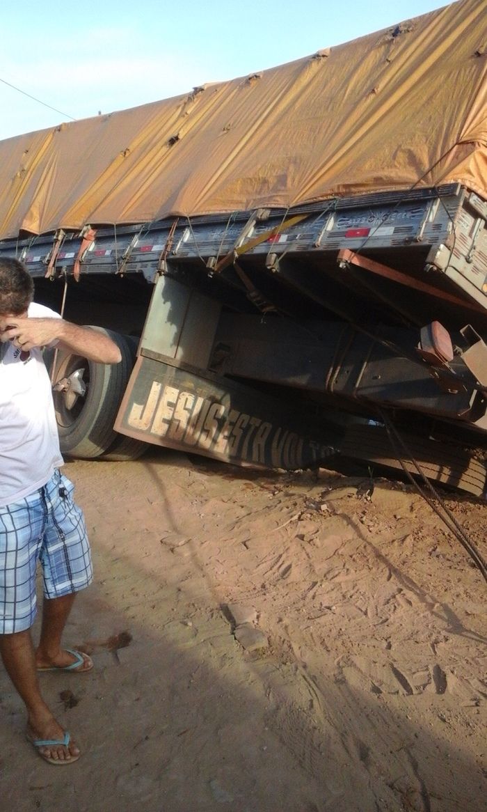 Caminhão carregado de quase tomba em plena rua da cidade - Imagem 3