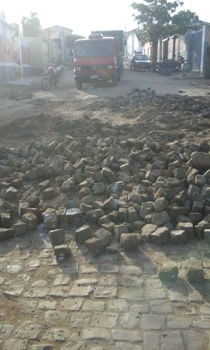 Caminhão carregado de quase tomba em plena rua da cidade - Imagem 2
