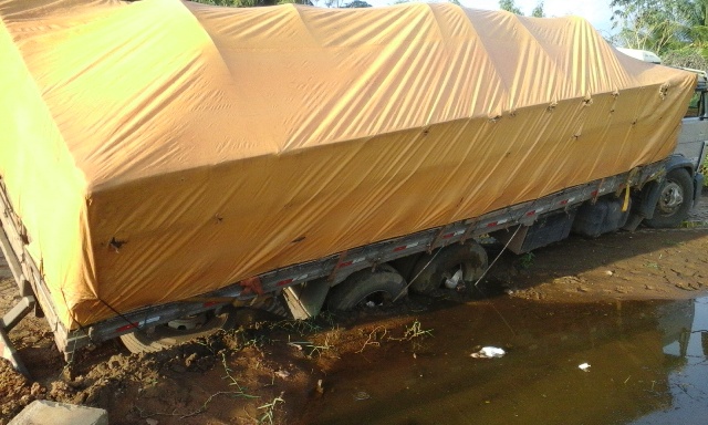 Caminhão carregado de quase tomba em plena rua da cidade - Imagem 6