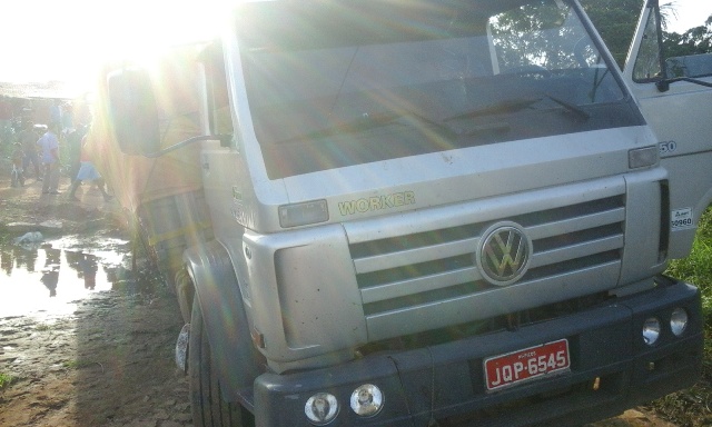 Caminhão carregado de quase tomba em plena rua da cidade - Imagem 5