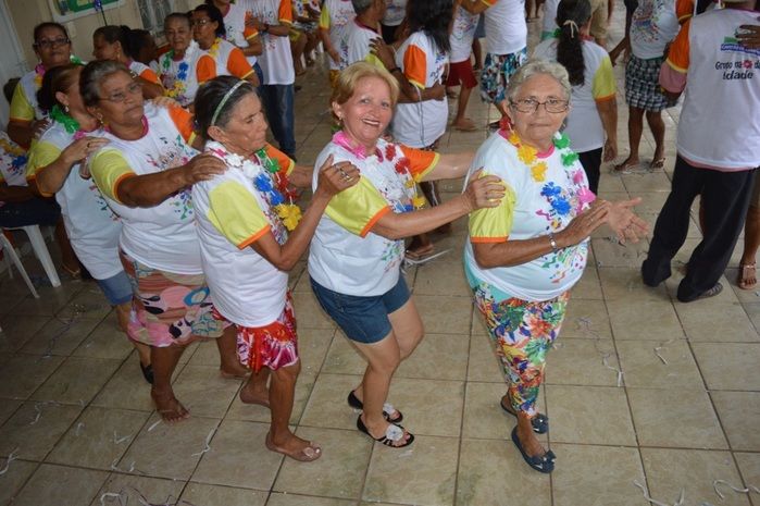 Idosos animam no Bloco Balança mas não Cai no carnaval 2015 - Imagem 8