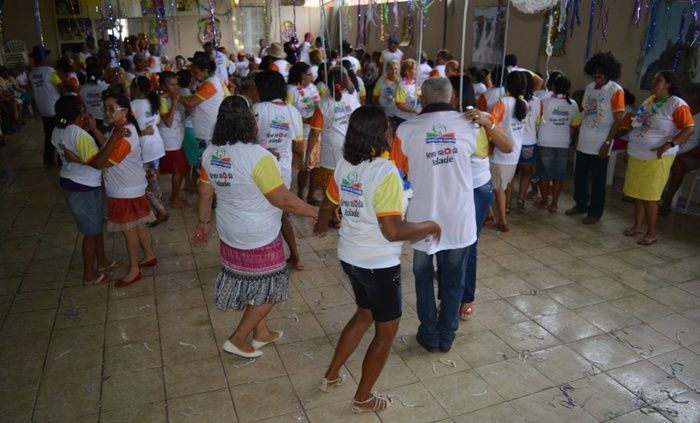 Idosos animam no Bloco Balança mas não Cai no carnaval 2015 - Imagem 9