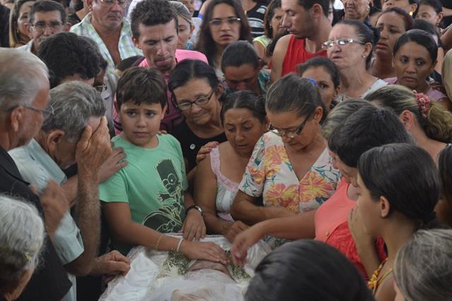 Tristeza e Muita Revolta Marcaram o Sepultamento da Primeira Dama de Lagoa do Sitio Gercineide Monteiro de 34 Anos - Imagem 3