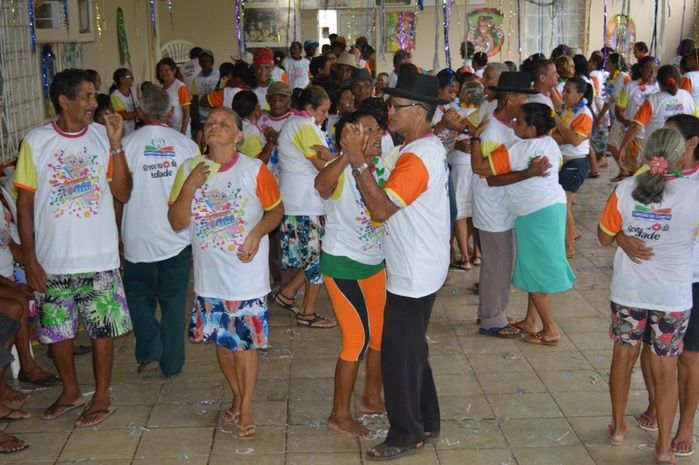 Idosos animam no Bloco Balança mas não Cai no carnaval 2015 - Imagem 10