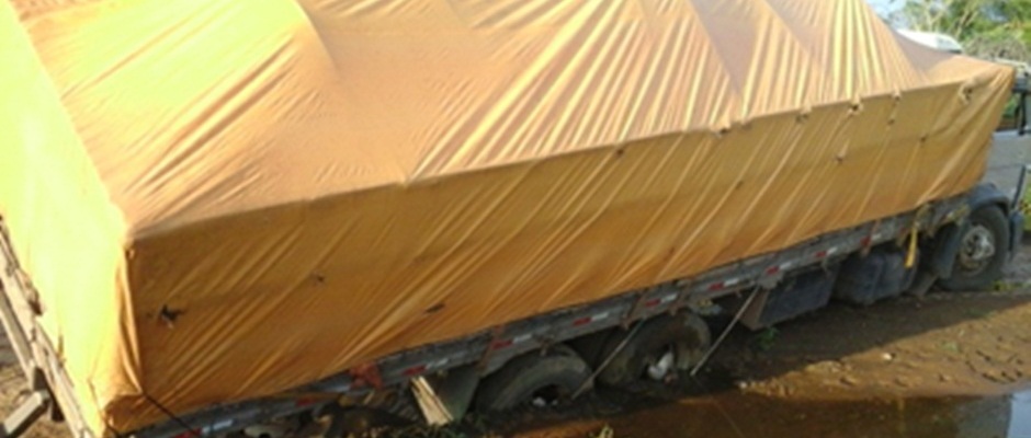 Caminhão carregado de quase tomba em plena rua da cidade