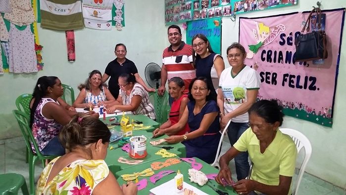 Em encontro do Grupo 'Cuidando de Cuidadores' mães fazem enfeites - Imagem 1