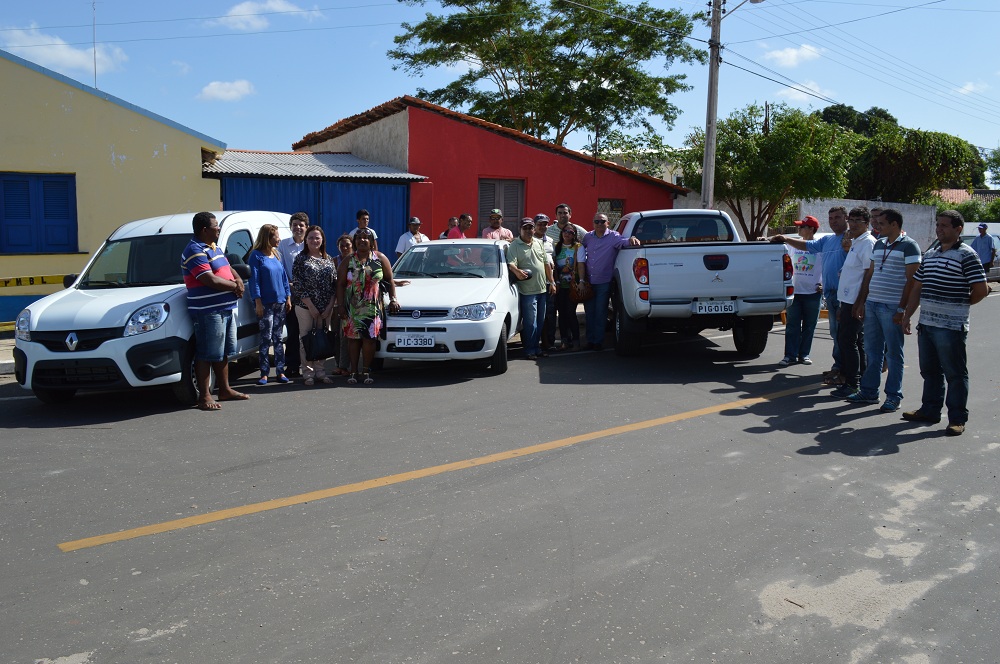 Prefeito de Buriti dos Lopes entrega três veículos para administração municipal