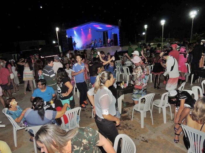 Público prestigia o Baile à Fantasia realizado sexta na AABB - Imagem 8
