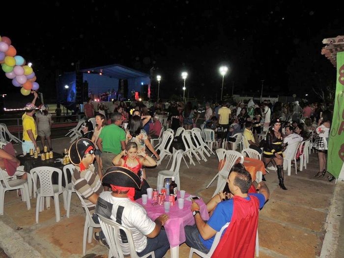 Público prestigia o Baile à Fantasia realizado sexta na AABB - Imagem 4
