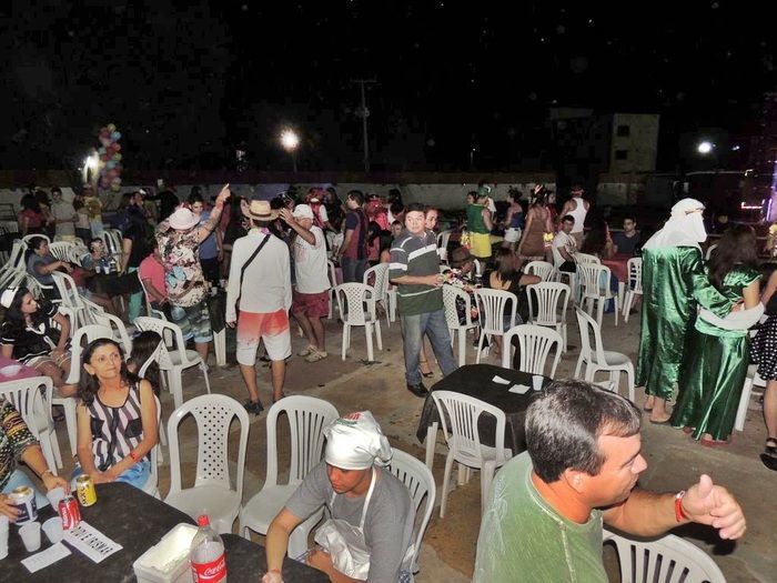 Público prestigia o Baile à Fantasia realizado sexta na AABB - Imagem 10