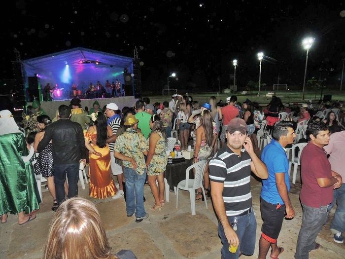 Público prestigia o Baile à Fantasia realizado sexta na AABB - Imagem 9