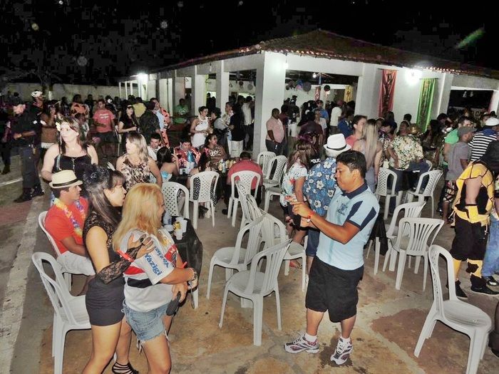 Público prestigia o Baile à Fantasia realizado sexta na AABB - Imagem 14