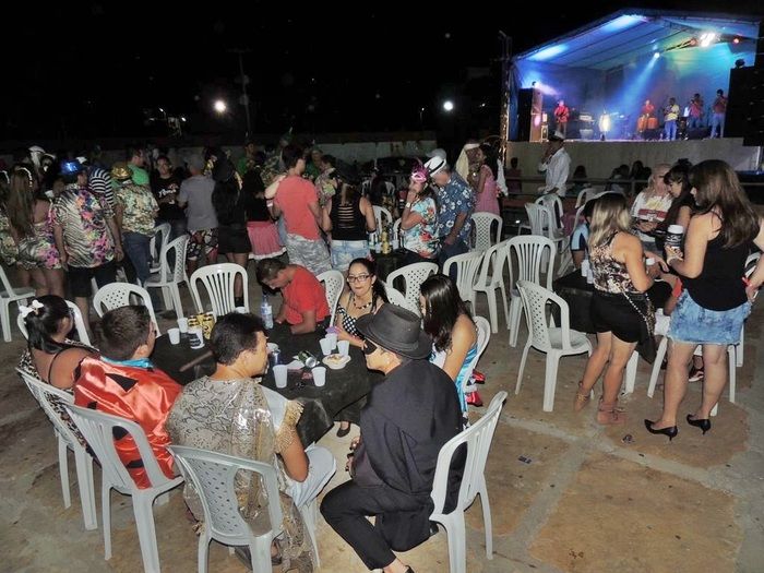 Público prestigia o Baile à Fantasia realizado sexta na AABB - Imagem 12