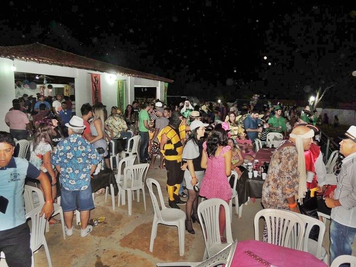 Público prestigia o Baile à Fantasia realizado sexta na AABB - Imagem 13