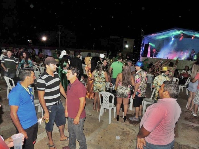 Público prestigia o Baile à Fantasia realizado sexta na AABB - Imagem 11