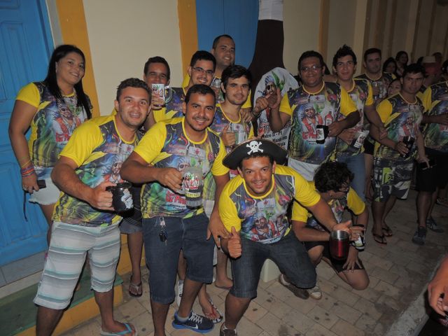 Público prestigia primeira noite de carnaval  - Imagem 32