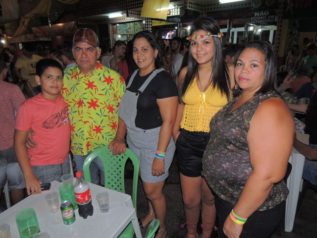 Público prestigia primeira noite de carnaval  - Imagem 12
