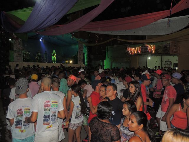 Público prestigia primeira noite de carnaval  - Imagem 39