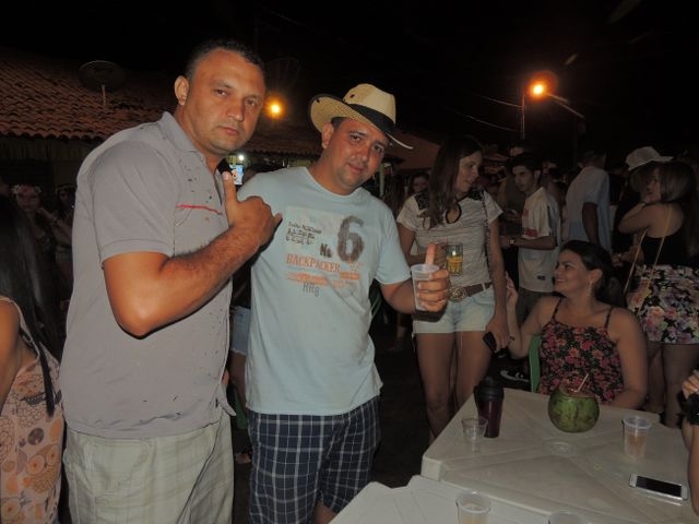 Público prestigia primeira noite de carnaval  - Imagem 13