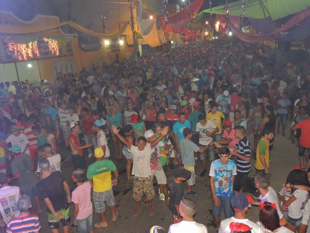 Público prestigia primeira noite de carnaval  - Imagem 36