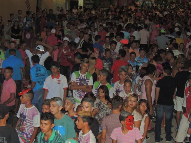 Público prestigia primeira noite de carnaval  - Imagem 24